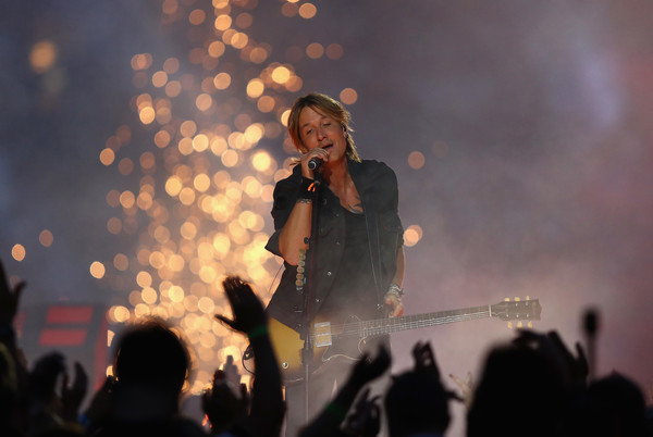 Keith Urban on stage at the 2016 NRL Grand Final at ANZ Stadium on October 2, 2016 in Sydney, Australia. (Photo: Ryan Pierse/Getty Images AsiaPac)